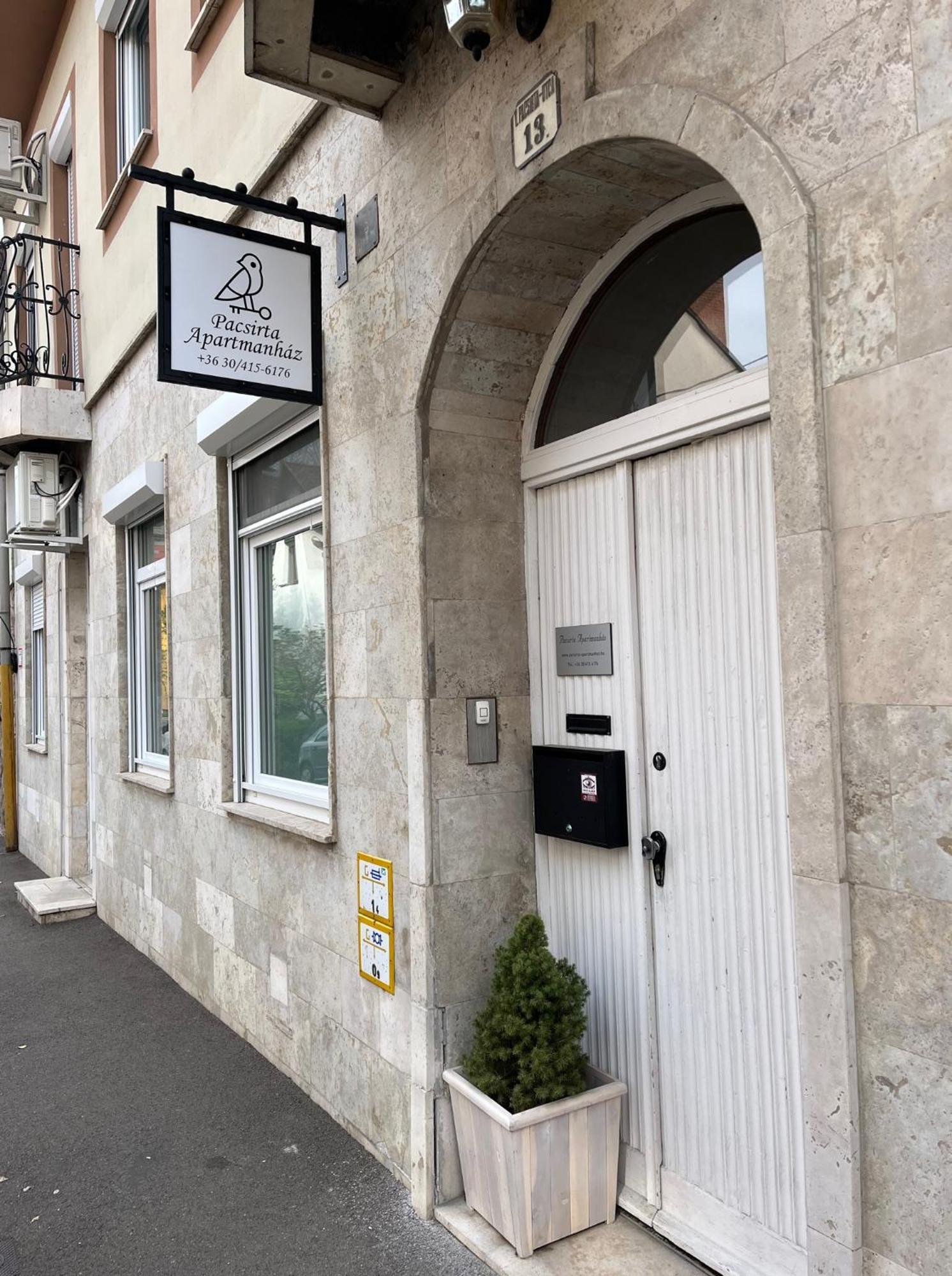 Pacsirta Apartmanhaz Eger Exteriör bild