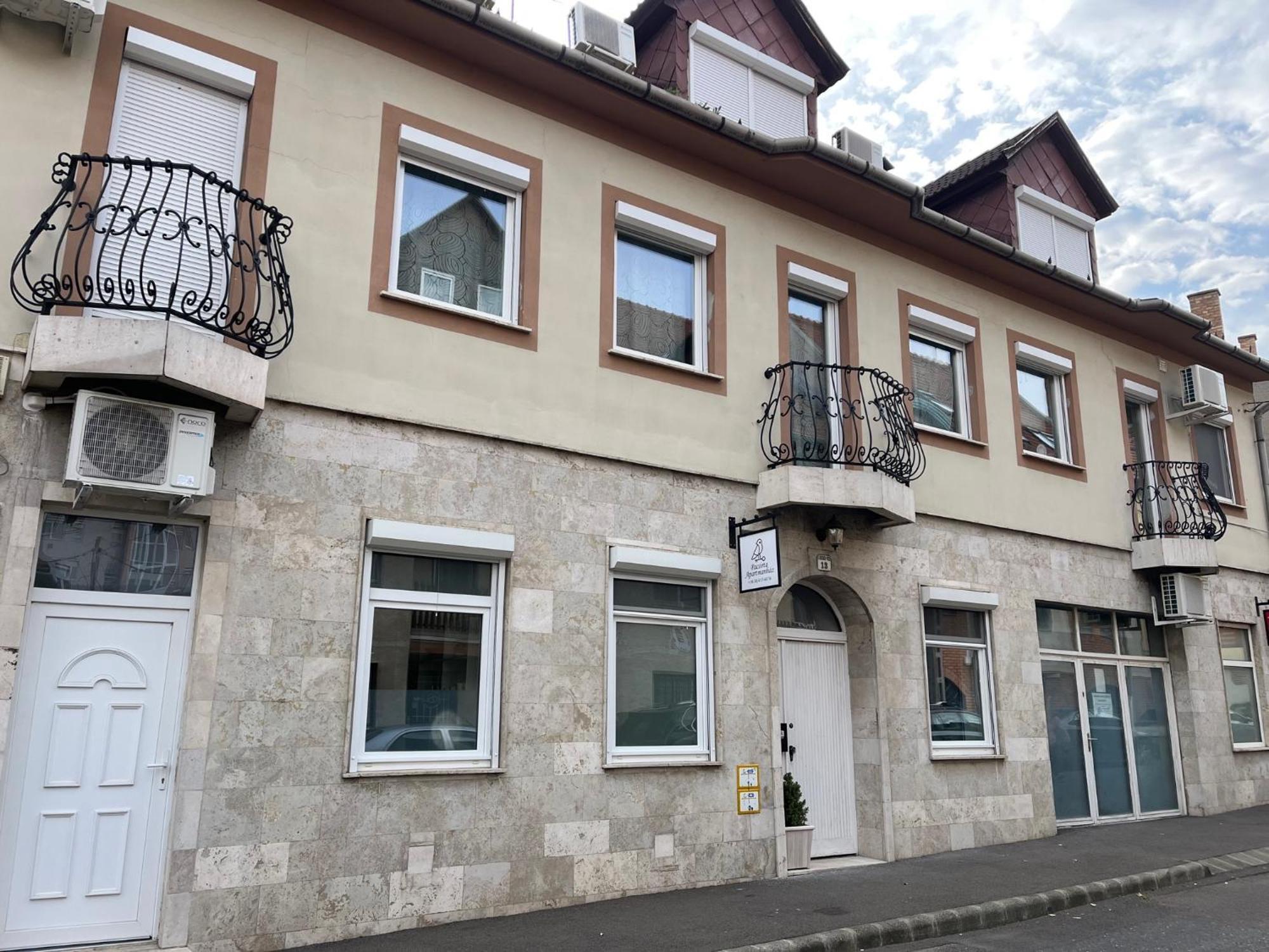 Pacsirta Apartmanhaz Eger Exteriör bild